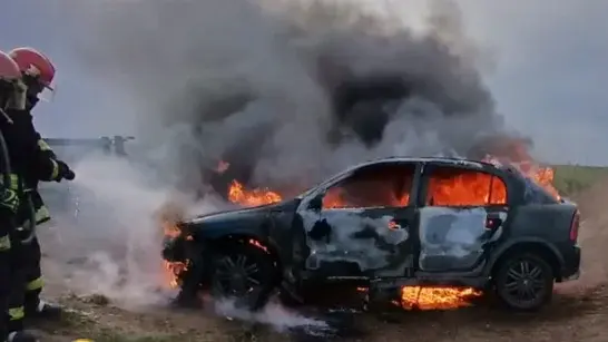 Bomberos extinguieron el incendio de un vehículo en un camino rural
