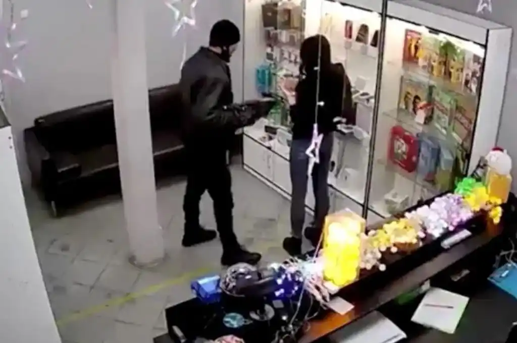 Insólito: usó una percha envuelta en una bolsa como arma para robar