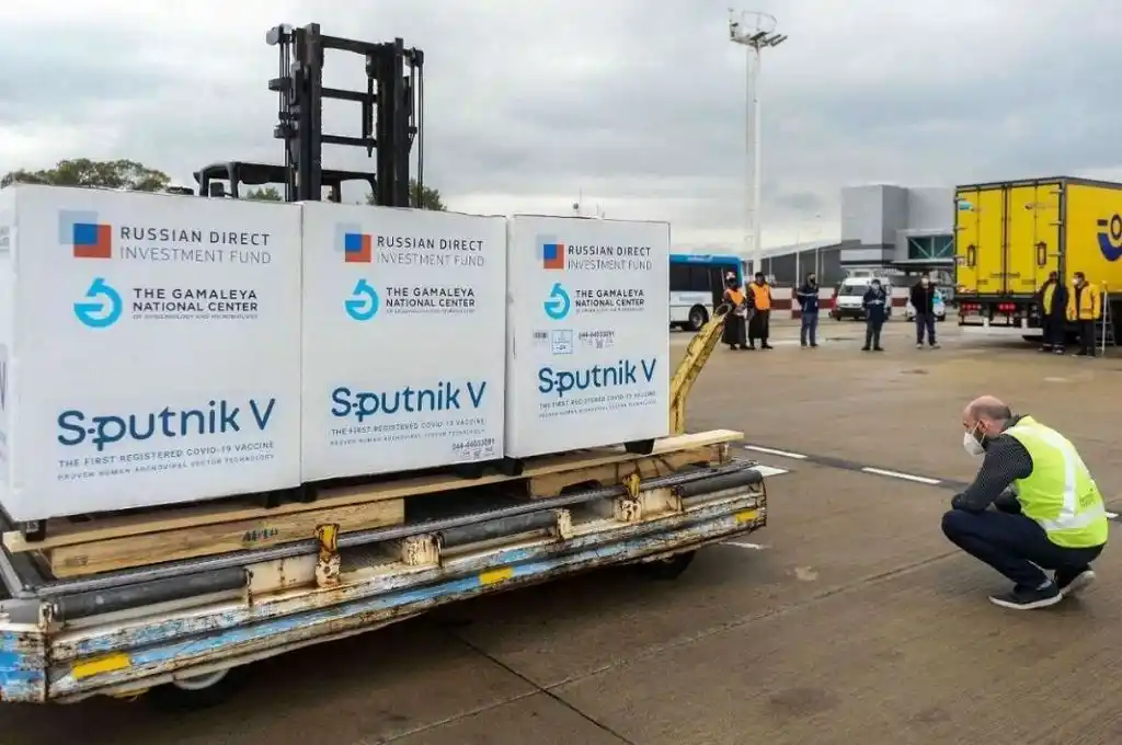 Aterrizó el décimo vuelo con 300 mil dosis de la vacuna Sputnik V