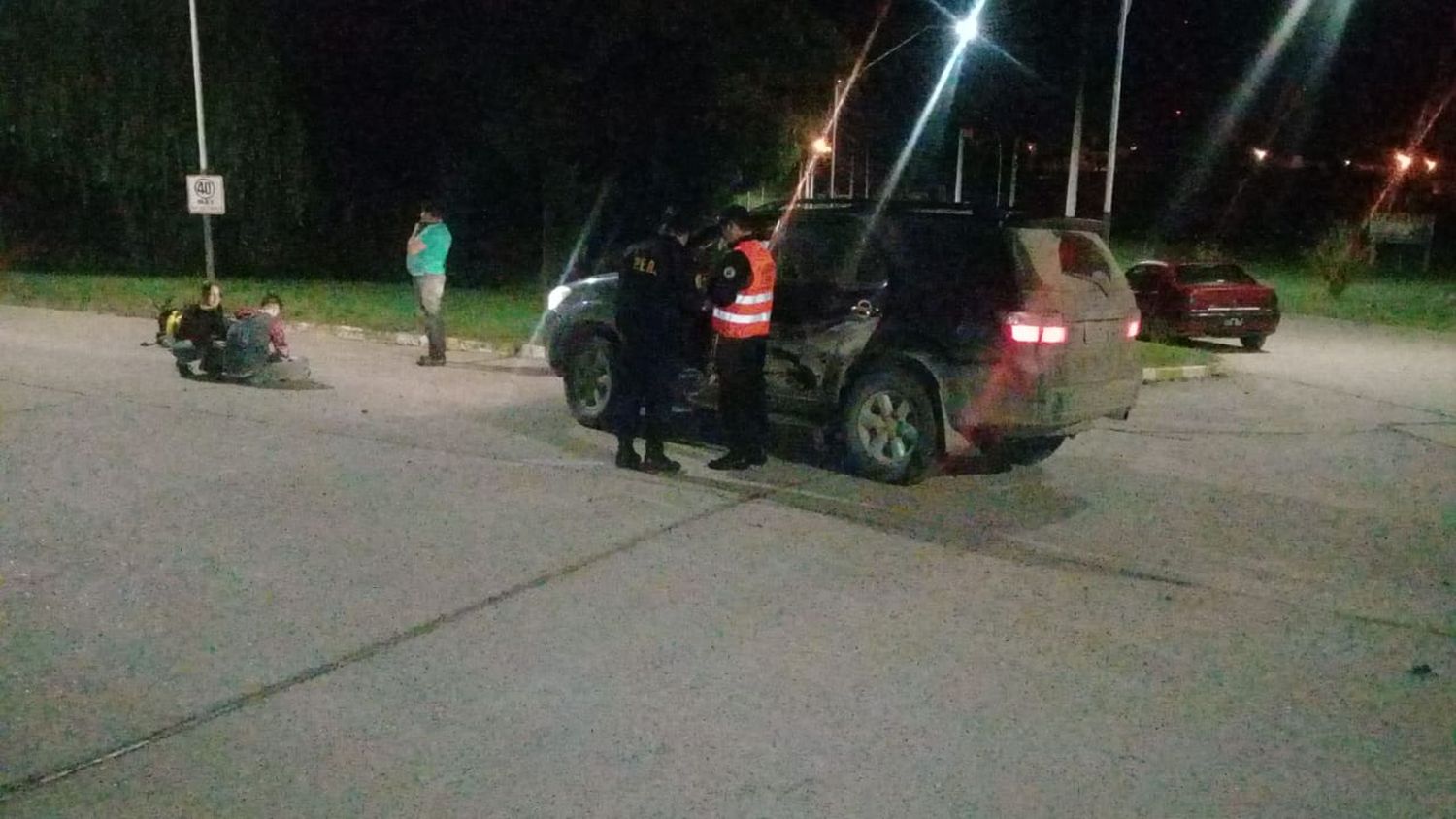 Colisionó con un motociclista mientras circulaban en el mismo sentido