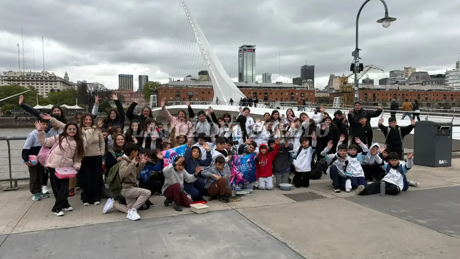 El grupo escolar disfrutó de una jornada de turismo y aprendizaje en el emblemático barrio de Puerto Madero, en el Puente de la Mujer