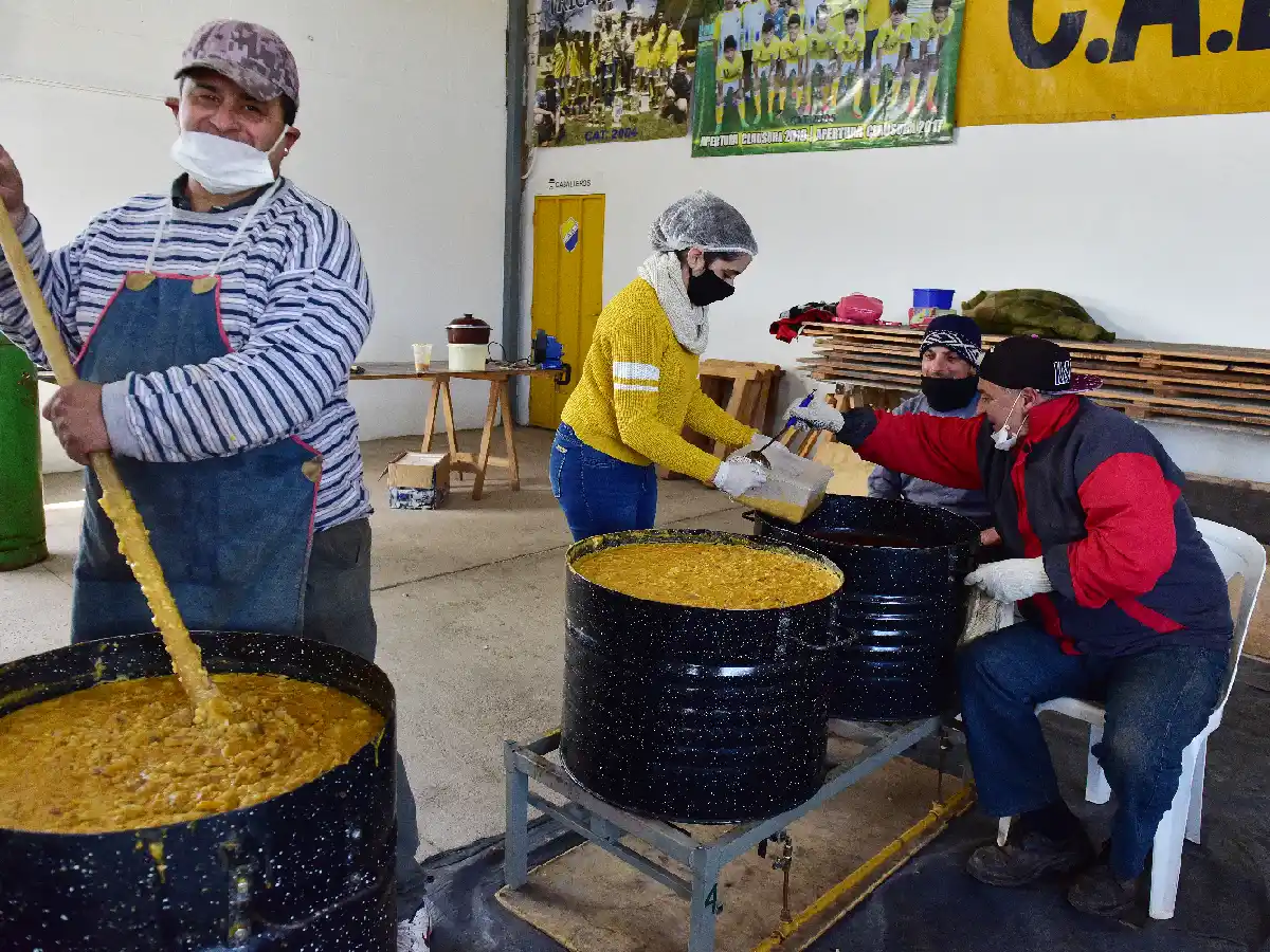 El locro, un plato que ayuda a las instituciones golpeadas por la crisis del coronavirus   