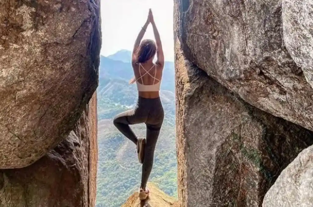 Intentó tomarse una selfie en una cascada, cayó y falleció