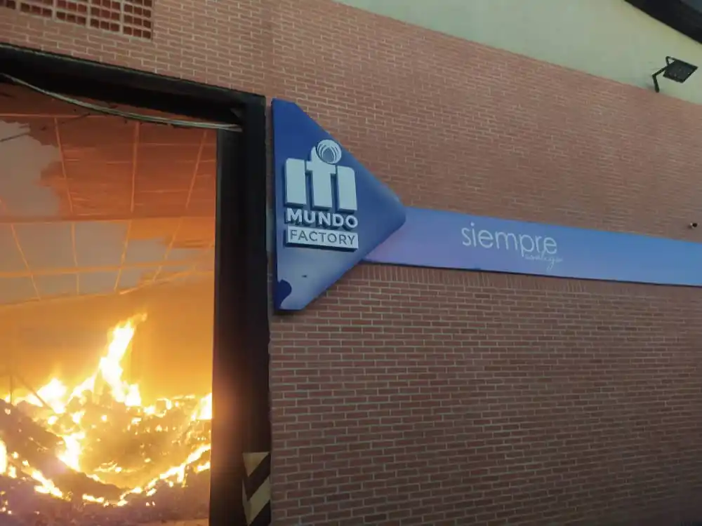 VORAZ incendio acaba con galpón en Carabobo (+FOTOS)