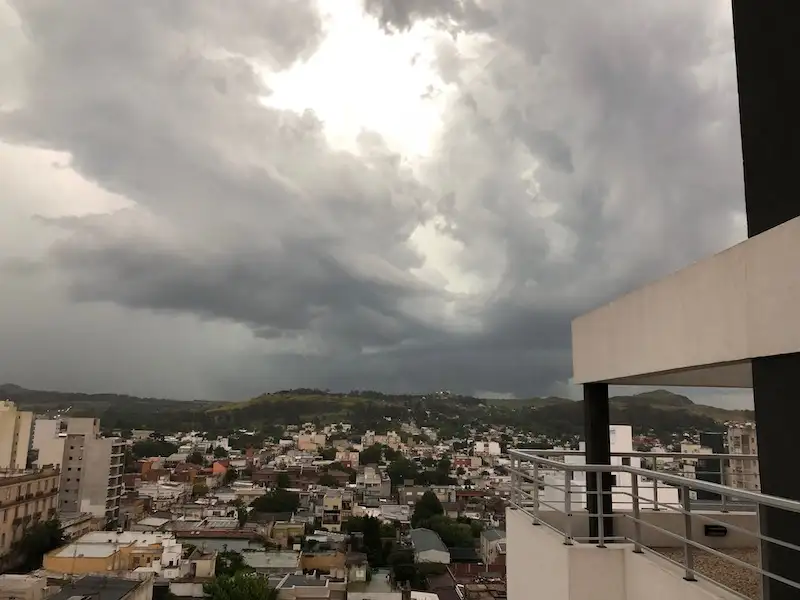 Alerta por tormentas fuertes y ocasional caída de granizo