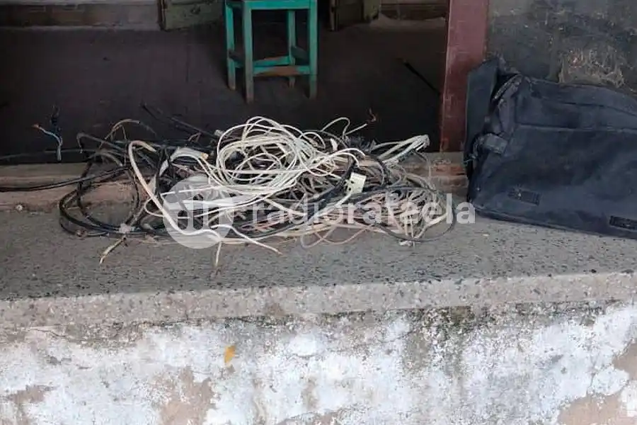 En pleno centro, lo atraparon con un rollo de cables en la mano