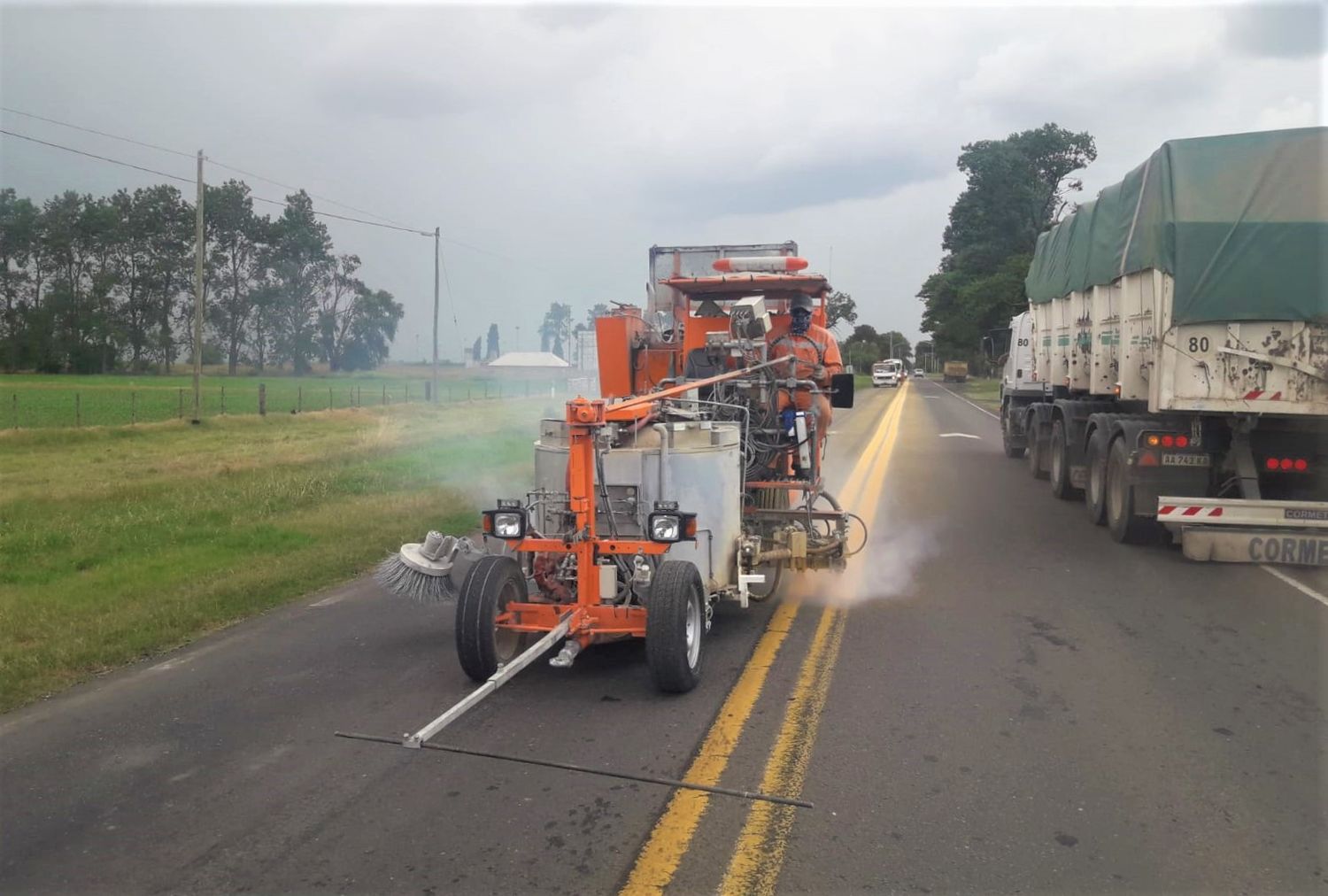 Vialidad Nacional refuerza la demarcación horizontal en ruta 33