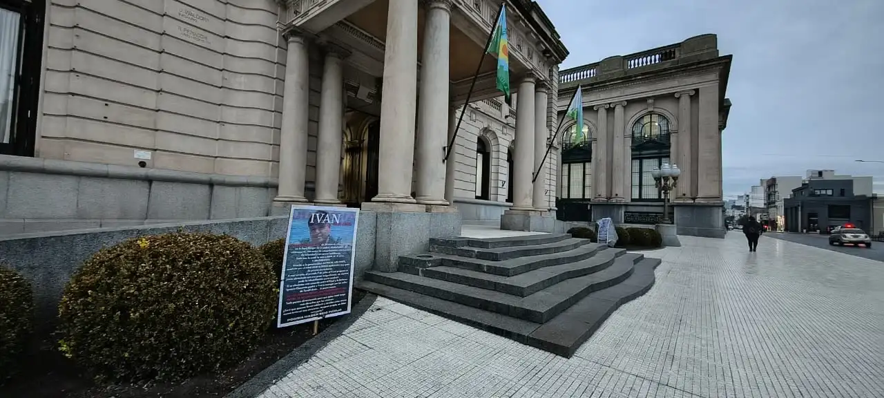 Uno de los carteles, colocado en las puertas de la Municipalidad de Tandil.