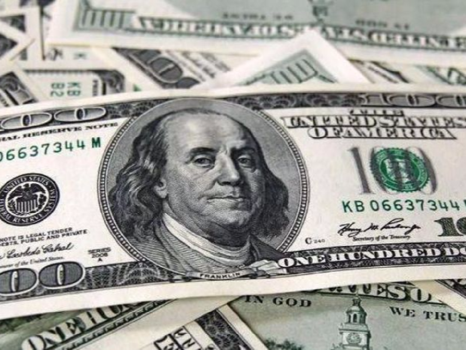 El dólar bajó 74 centavos y cerró en $ 57,378
