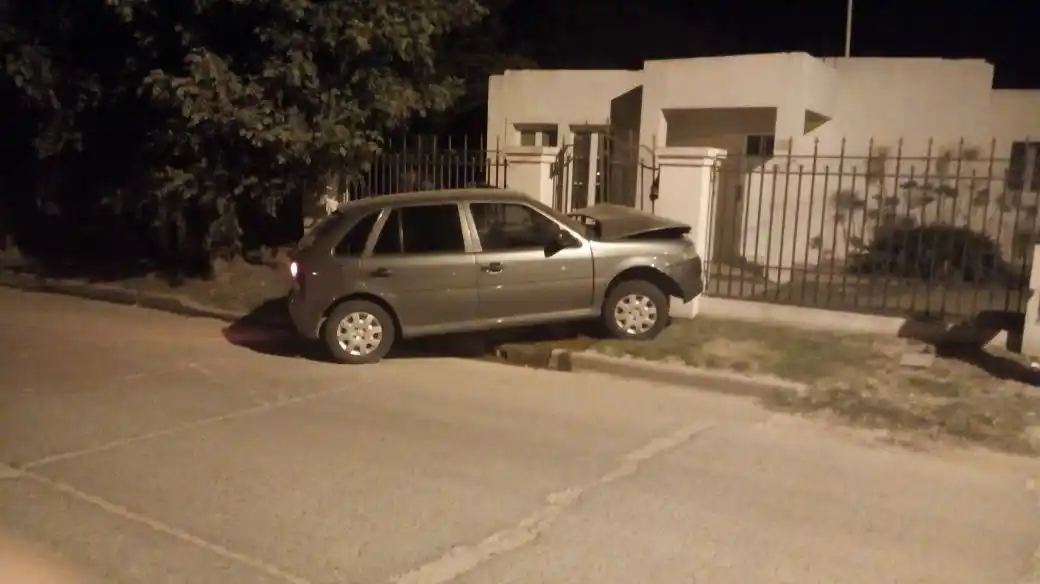 Perdió el control del auto y chocó con el frente de una casa