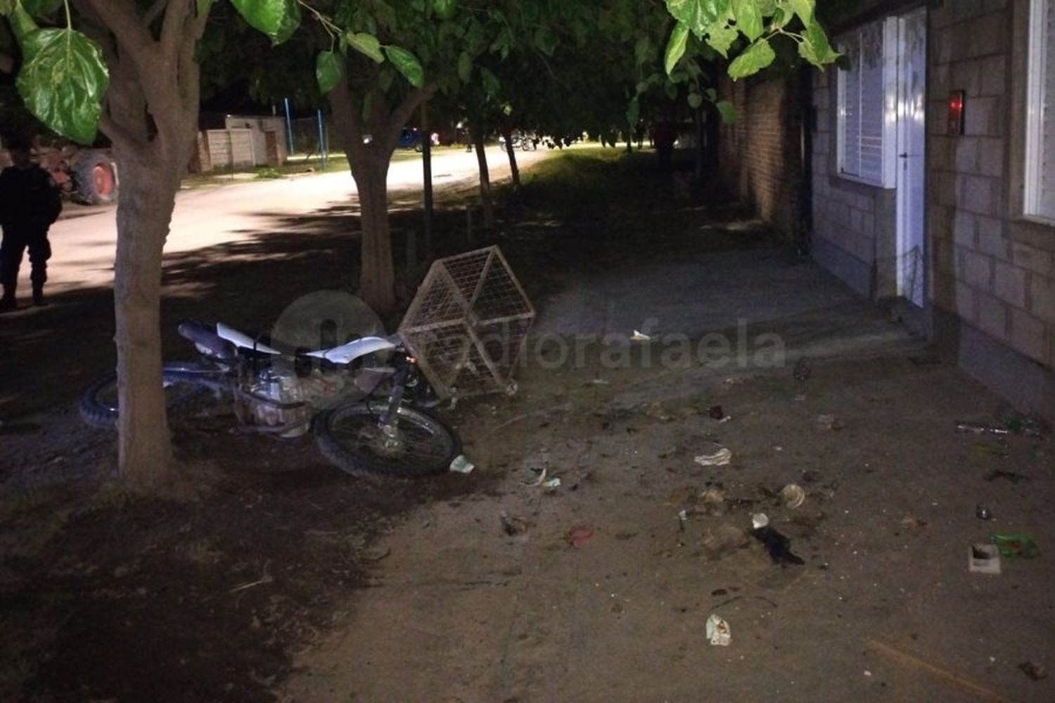 Perdió el control de la moto y terminó chocando contra un canasto de basura