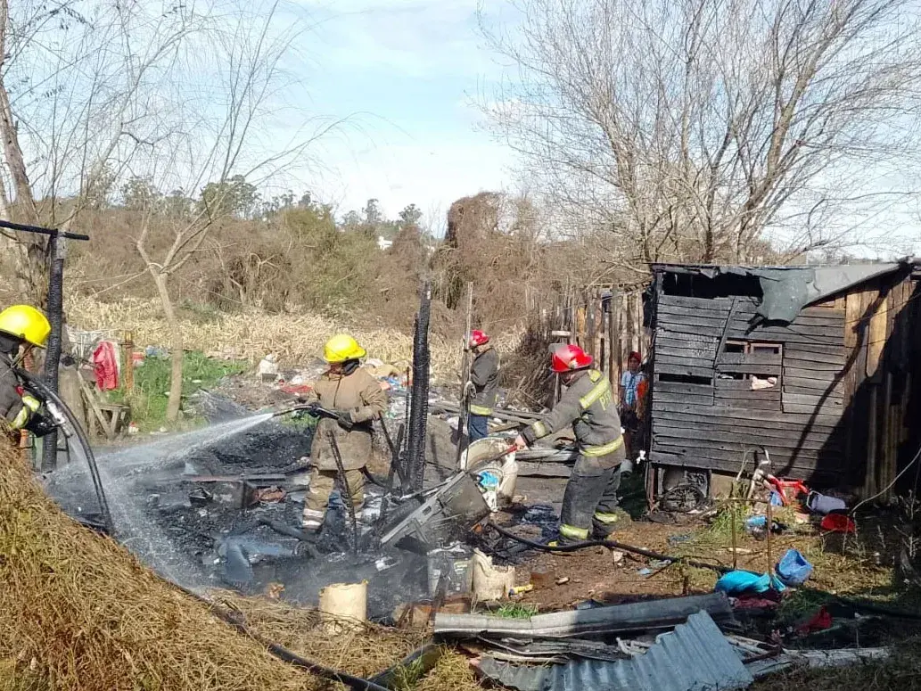 Un incendio destruyó por completo una casilla en el barrio Pampa Soler