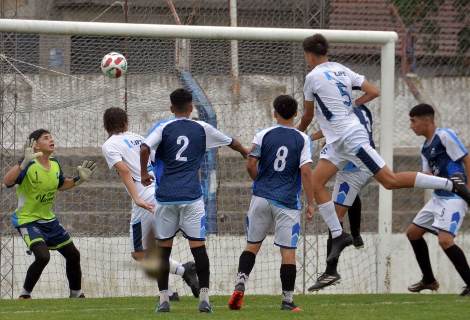 Llanos ya metió el cabezazo goleador, para el 1-0 en el San Martín.