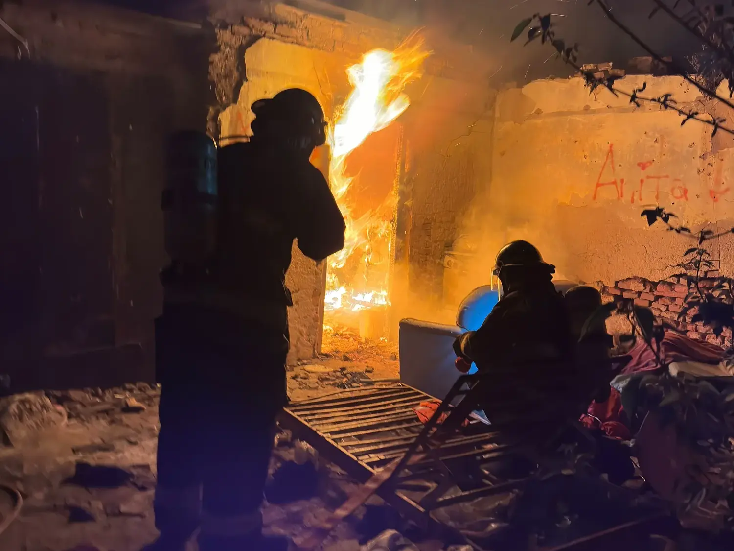 Incendio en una vivienda de barrio 500 Millas: un dormitorio quedó destruido por las llamas