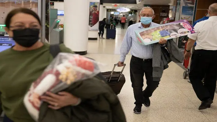 CELEBRACIONES MÁS DISTENDIDAS PESE A LA ÓMICRON: el mundo se prepara para una segunda Navidad en pandemia