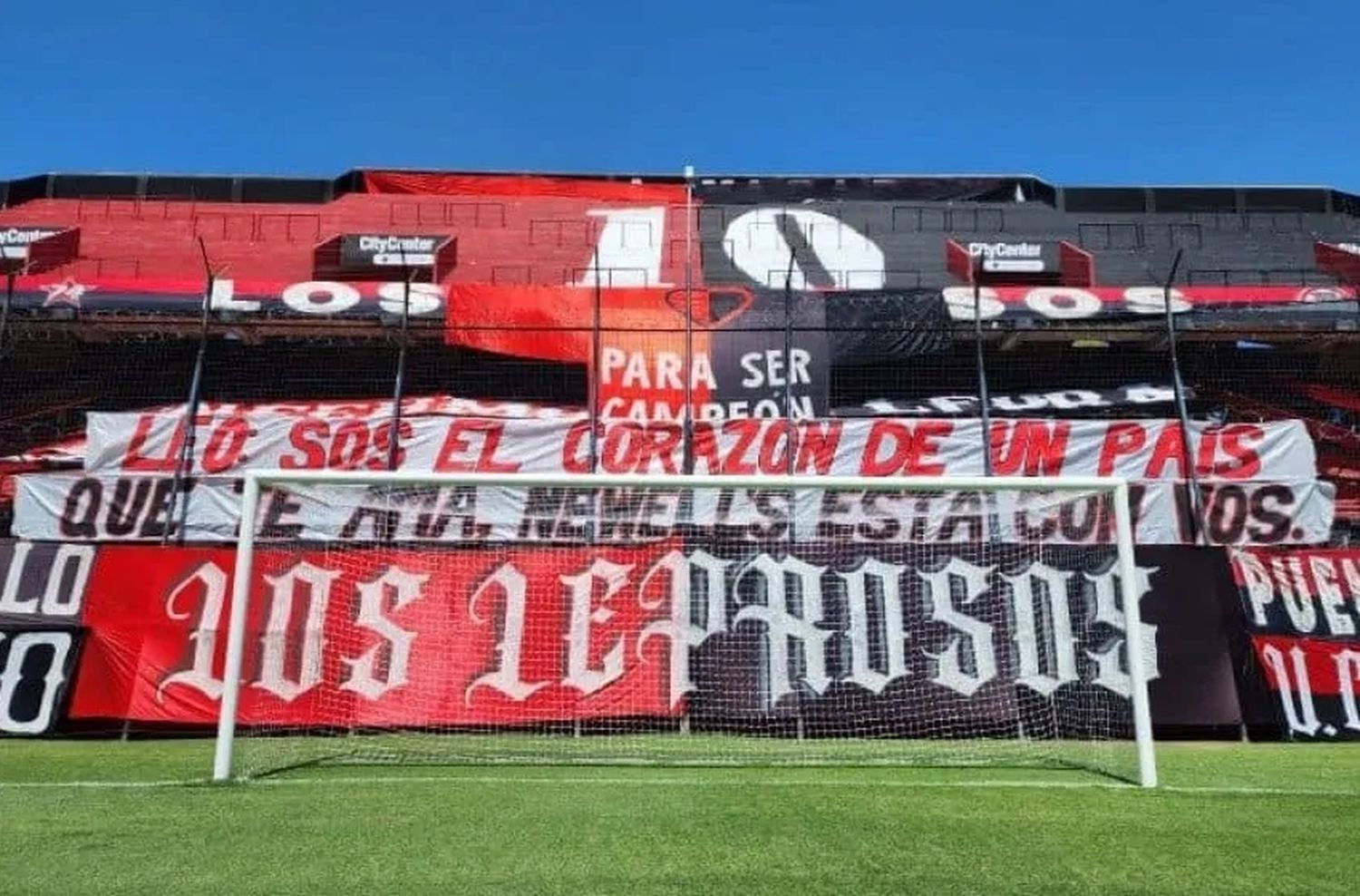 La hinchada de Newell’s hizo una bandera en apoyo a Messi luego del ataque narco