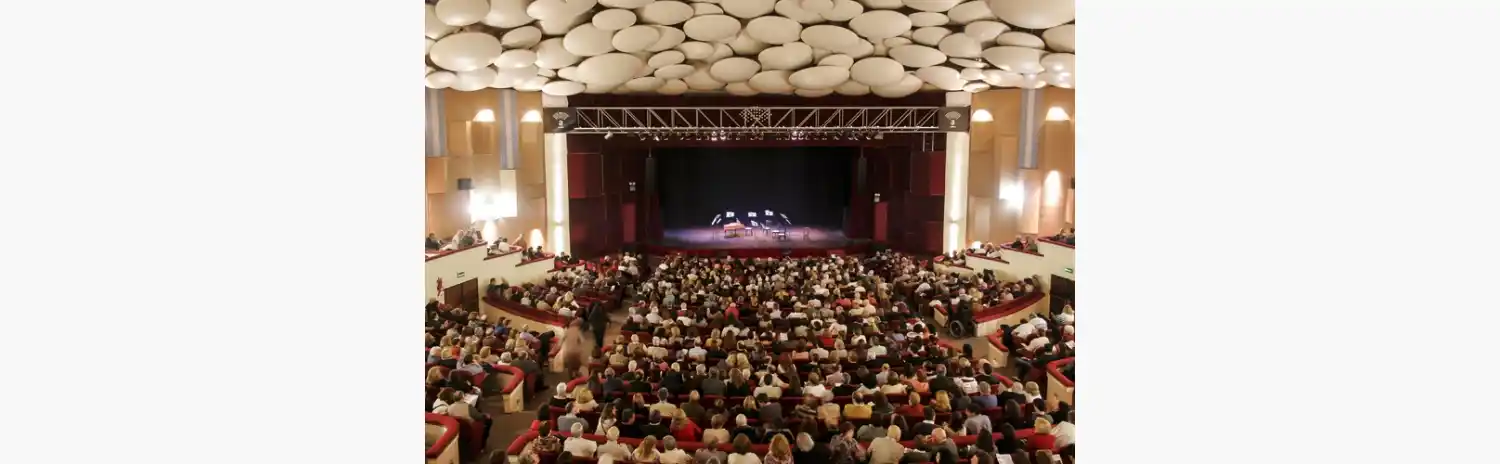 La Sala Astor Piazzolla es una de las salas más importantes del país, por su infraestructura y por los artistas que transitan su escenario.