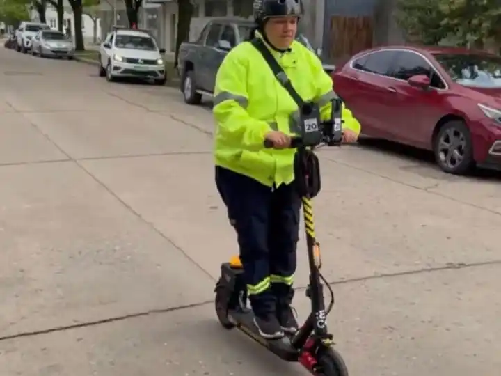 A partir de esta semana, el patrullaje en el microcentro incorporó inspectores a bordo de monopatines eléctricos equipados con tecnología de escaneo en tiempo real.