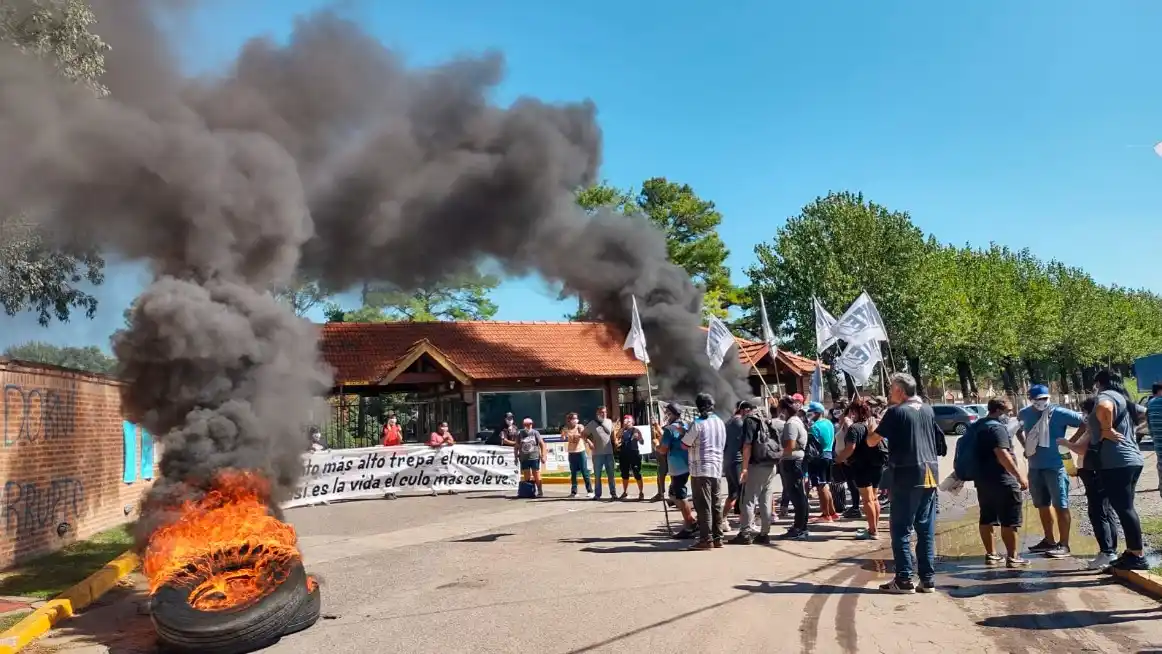 Organizaciones sociales se concentraron en el ingreso al Country Indio Cua.