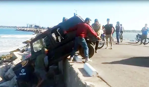 Se desbarrancó un vehículo en la escollera de Quequén