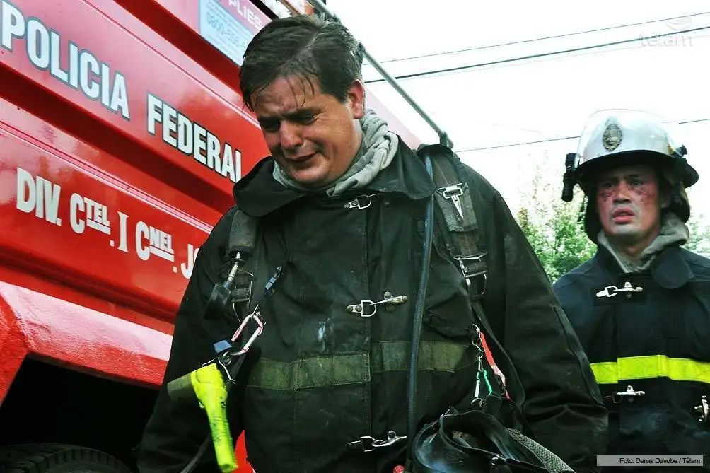 Murieron nueve bomberos y seis resultaron heridos en el incendio de un depósito