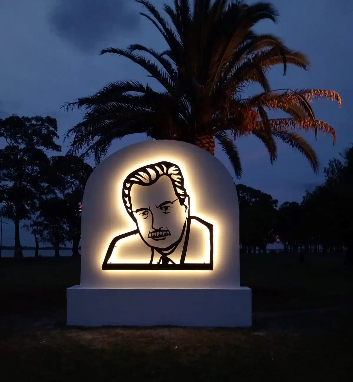 Si el tiempo lo permite: Este jueves se inaugura el mural “Alfonsín iluminado” sin la presencia del gobernador