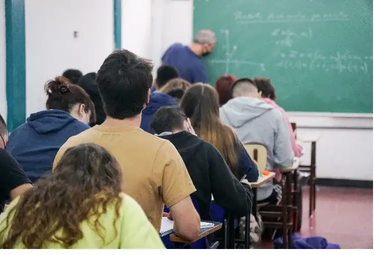 La situación económica asfixia el deseo de los jóvenes de continuar una carrera