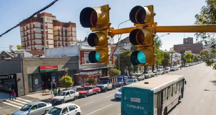 Instalarán 200 placas GPS en semáforos para mejorar su sincronización