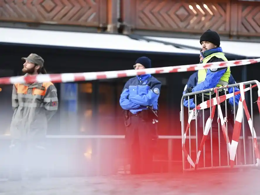 La tragedia habría sido causada por una bengala montada en una botella de champán.