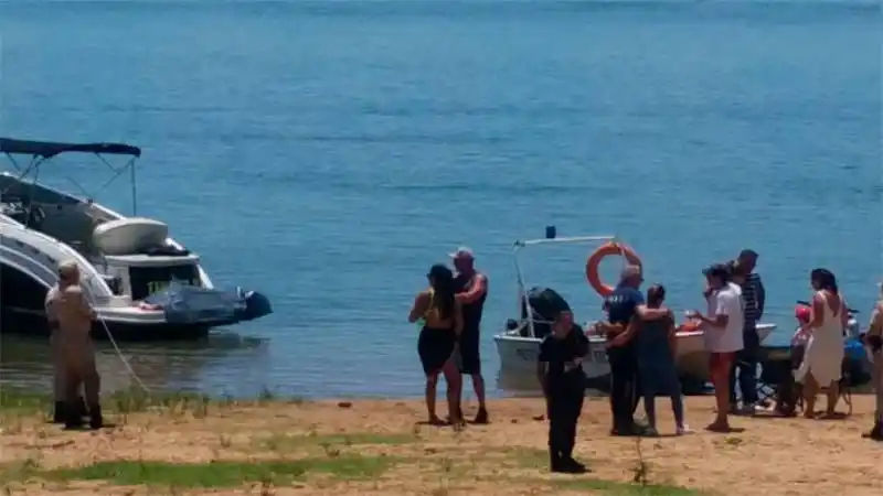 Un hombre cayó de su moto de agua y falleció al ser embestido por una lancha