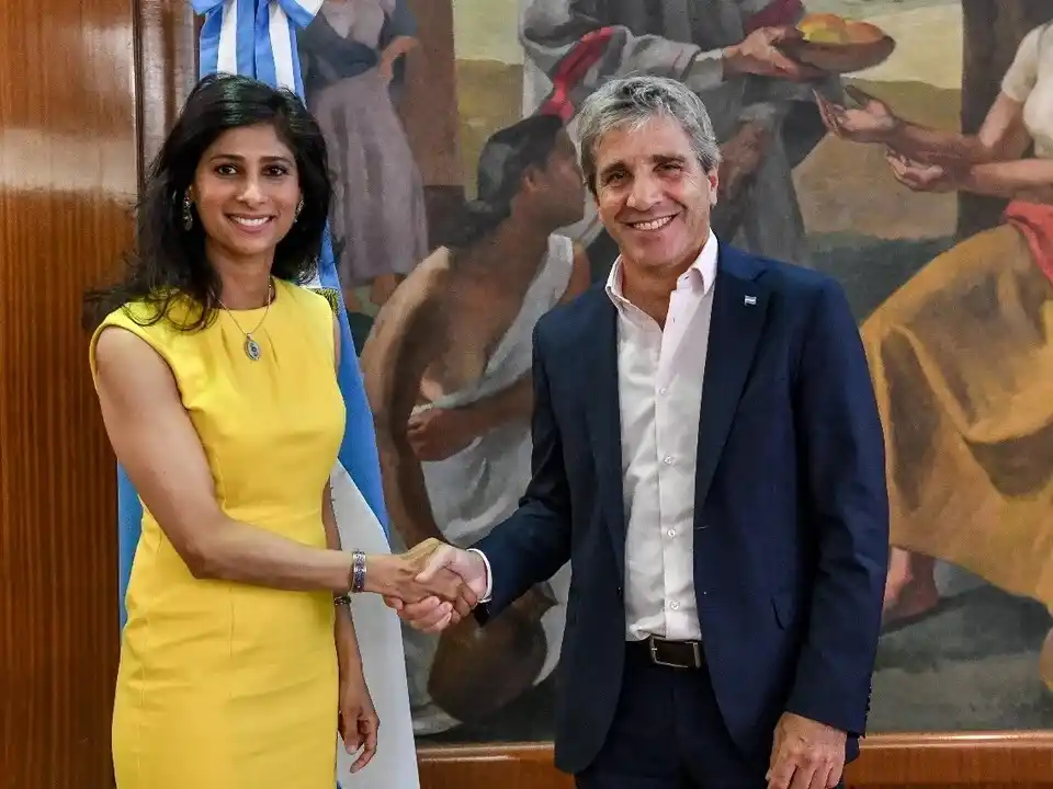 Gita Gopinath y Luis Caputo durante uno de sus encuentros.