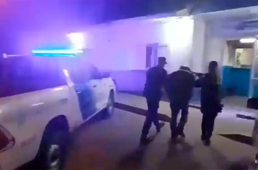 Rompió vidrios de la casa de su ex y la atacó