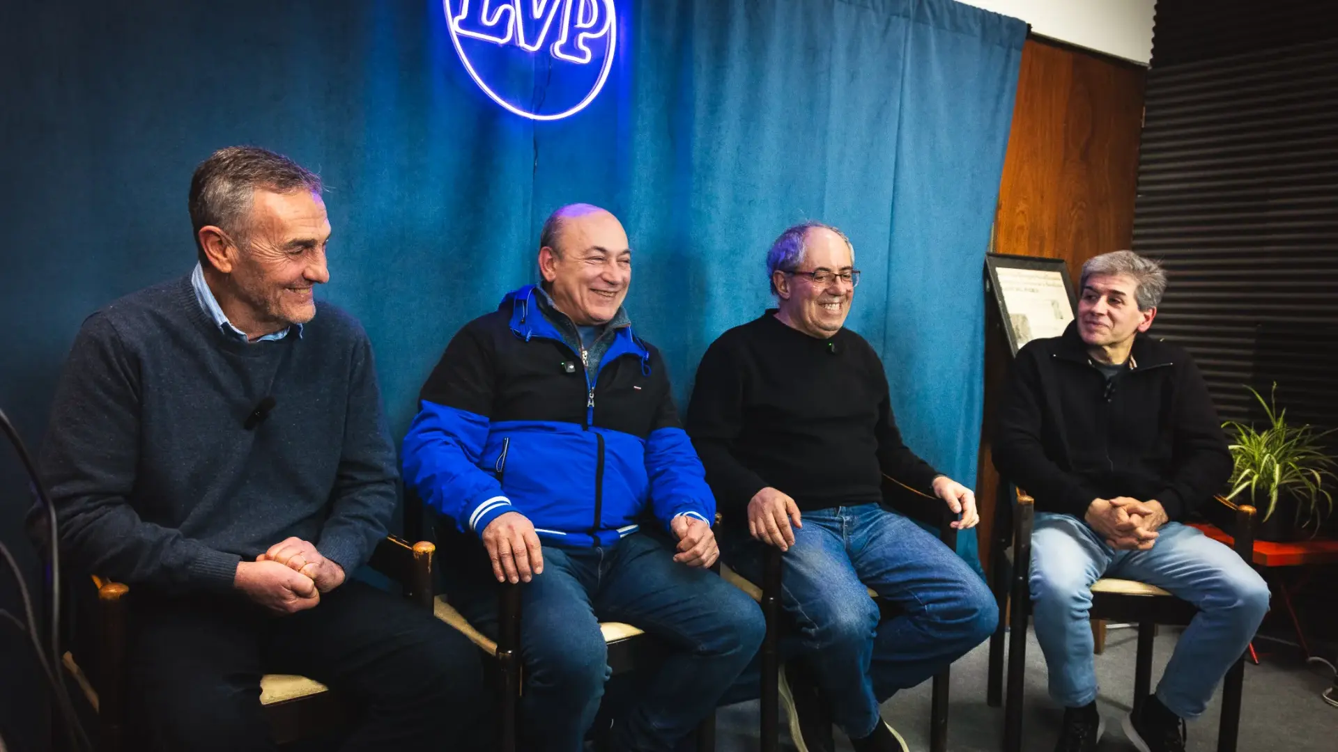 Ángel Fusaro, Luis Elichiri, Oscar “Pucho” Gargaglione y Marcelo Nucera, cuatro de aquellos integrantes, se reunieron en la redacción de La Voz del Pueblo para reconstruir paso a paso cómo nació y se ejecutó la idea. Fotos / NAHUEL LA GRUTTA