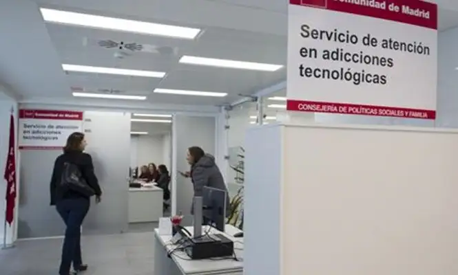 Primer servicio para adolescentes adictos al celular