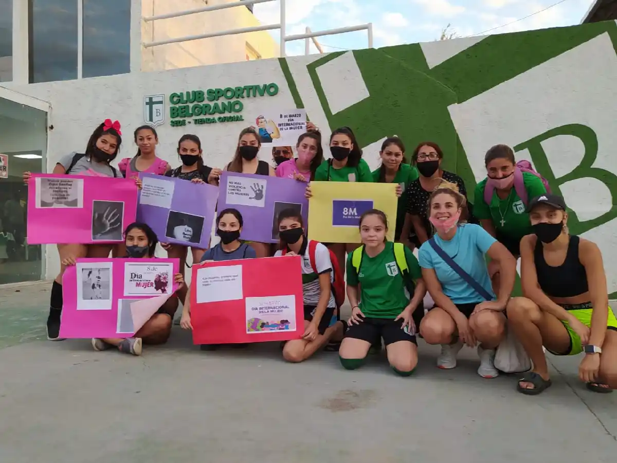 Sportivo realizó una sentada por el 8M