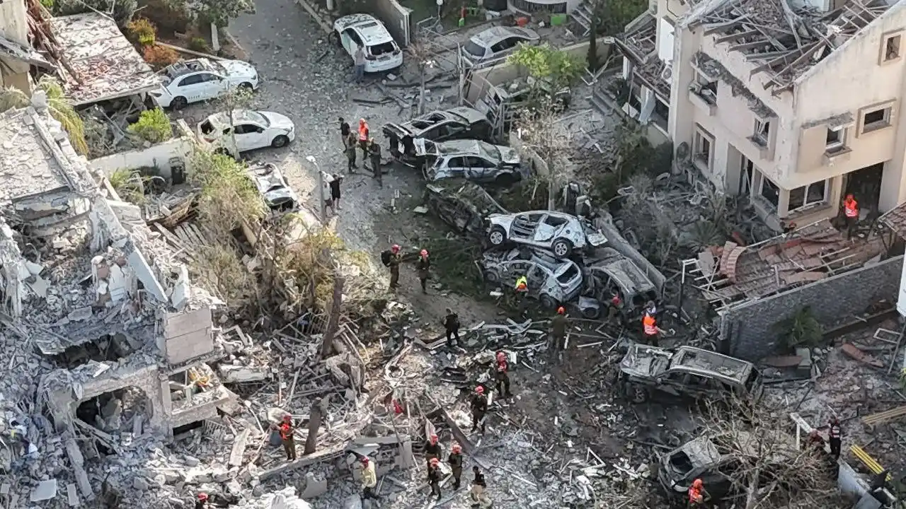 Las fotos del día después en Tel Aviv: destrucción, sirenas y más amenazas de Irán en redes