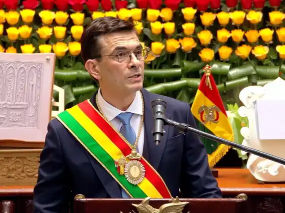 Paz asumió la Presidencia de Bolivia y proclamó el fin del aislamiento ideológico