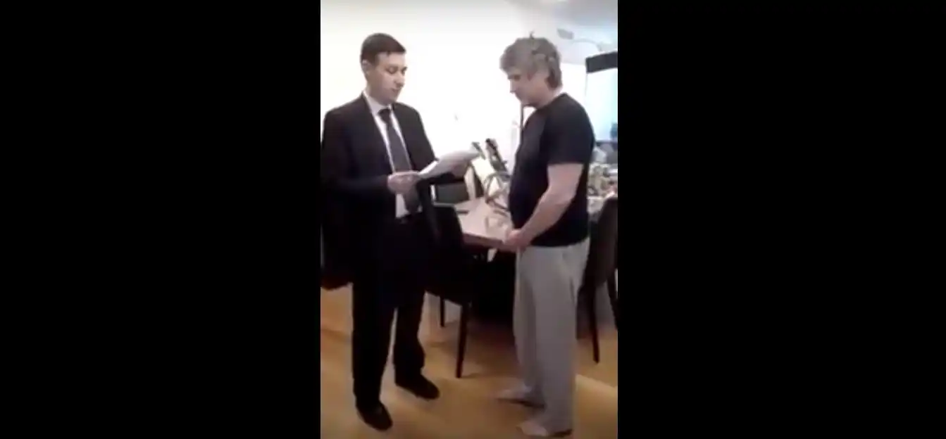 Descalzo, en jogging y despeinado: el video con la detención de Boudou