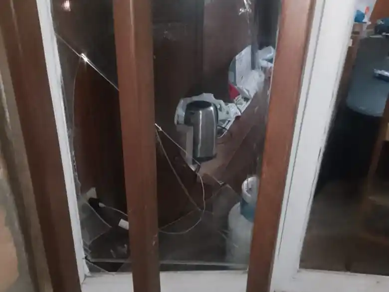 El sospechoso rompió el vidrio de una ventana del comedor que da al frente de la casa.