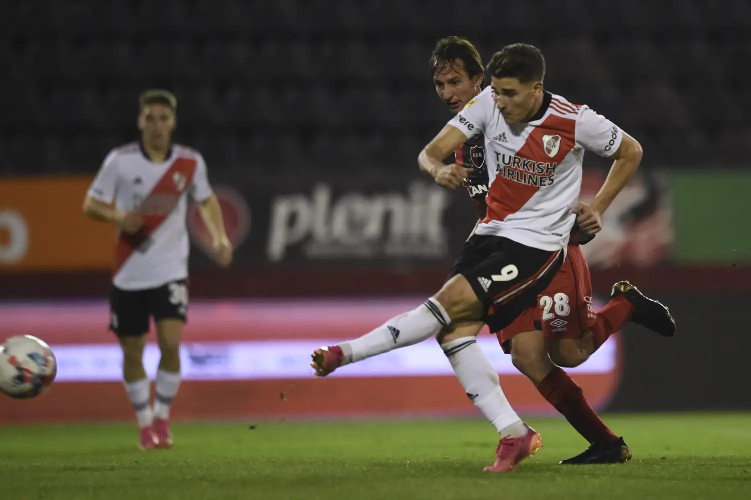 Bittolo no llega a evitar el zurdazo de Álvarez para el 2-1.