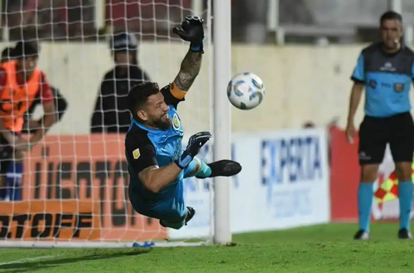 Central sufrió pero ganó por penales a Douglas Haig en la Copa Argentina
