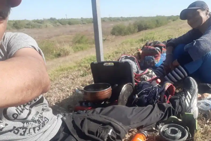 Una pareja de la zona peregrina a pie hacia Santiago del Estero