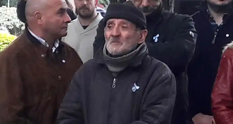 Policía detuvo al anciano abusador que apareció en el acto del Día de la Bandera