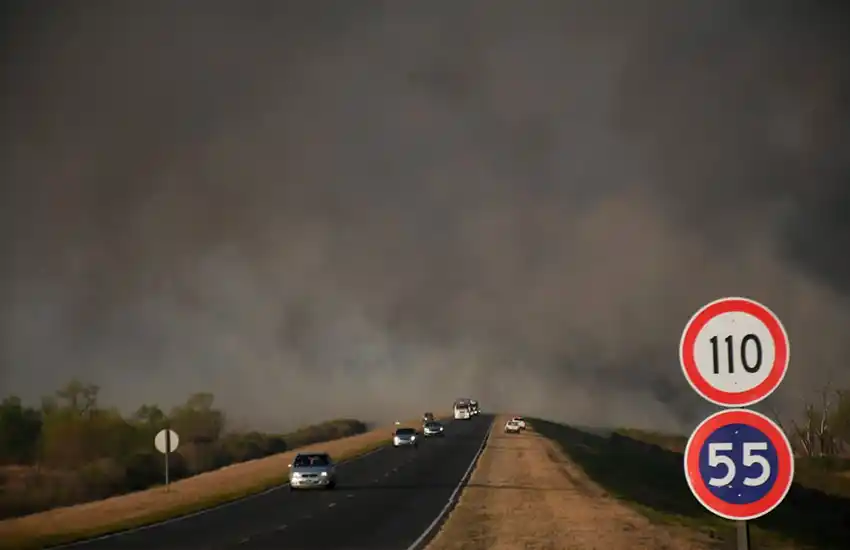 Por los incendios, cortaron por una hora el puente Rosario Victoria: el tránsito ya fue restablecido