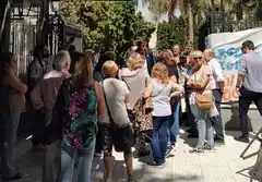 En la previa de la visita de Kicillof, afiliados a IOMA le reclamaron a Iparraguirre