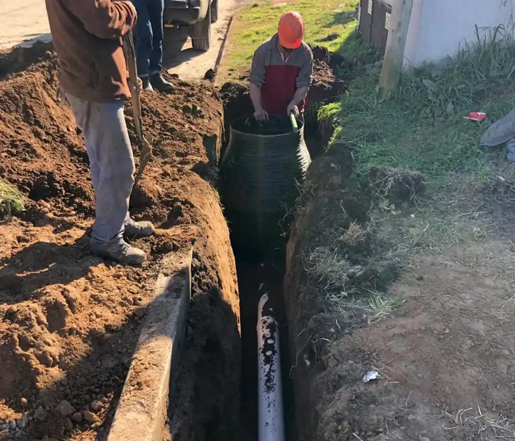 Avanza con las obras de extensión de la red cloacal en La Movediza