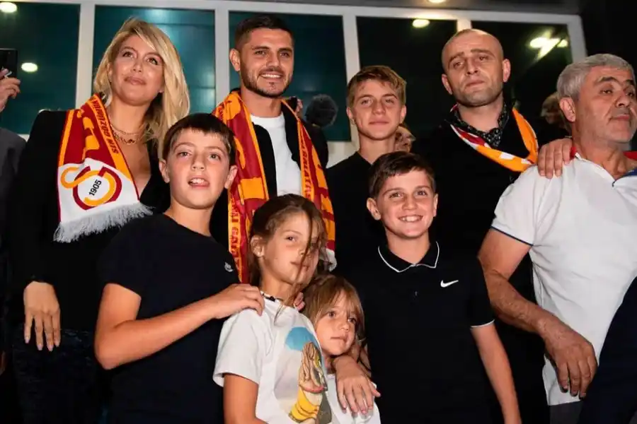 Wanda Nara, Mauro Icardi e hijos, en la presentación oficial del delantero