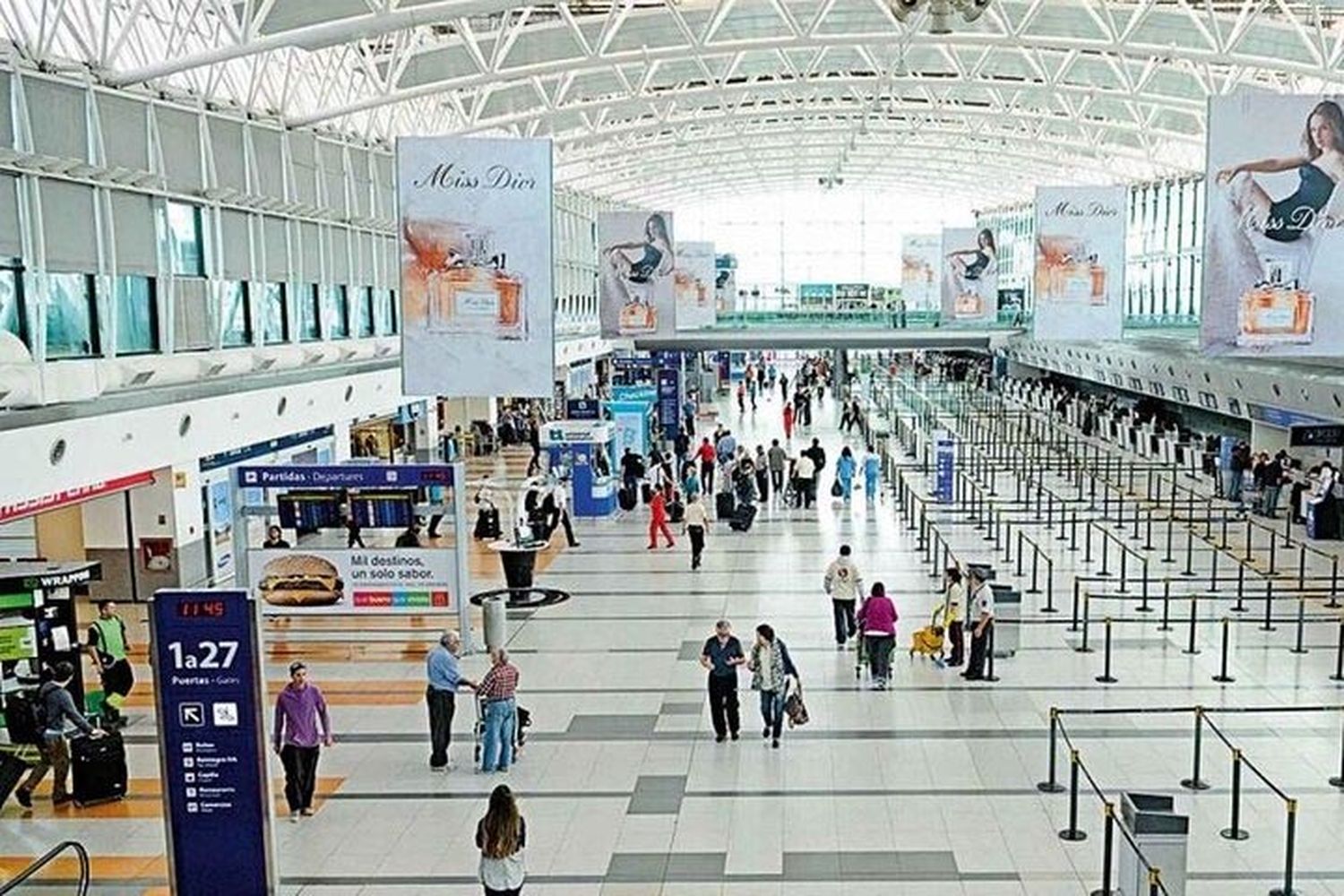 Sigue el impuesto del 7% en pasajes al exterior