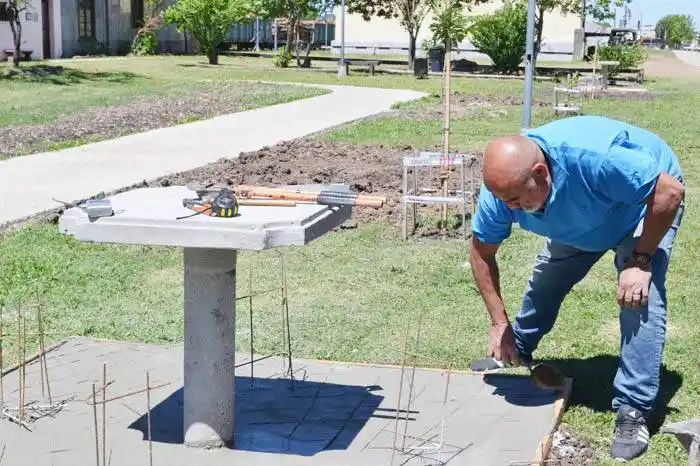 En el paseo de la Estación  están colocando mesitas