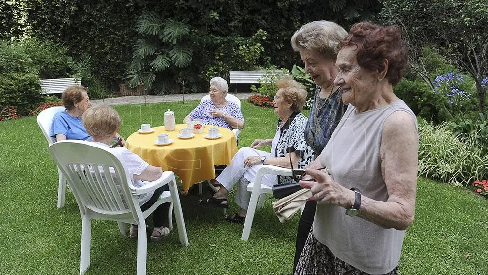 PAMI: Se habilitó ingreso de familiares a residencias de larga estadía con protocolo de visitas cuidadas